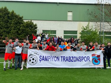 Beşiktaş Wiener Adler lig maçına ‘Şampiyon Trabzonspor’ pankartıyla çıktı