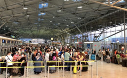 Avrupa ve ABD’de personel eksikliği nedeniyle havalimanlarında kaos yaşanıyor