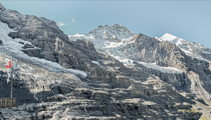 Alplerin zirvesinde fotoğraf çekmeye çalışan kişi düşerek öldü