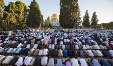 Mescid-i Aksa’da  120 bin Müslüman bayram namazı kıldı