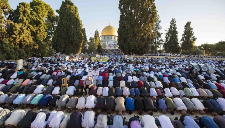 Mescid-i Aksa’da  120 bin Müslüman bayram namazı kıldı
